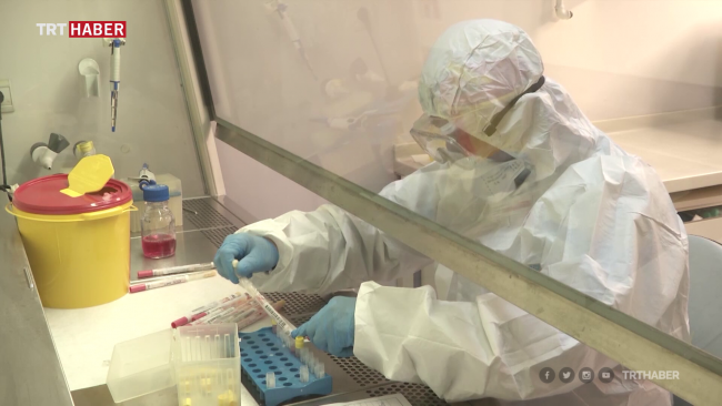 Koronavirüs testi yapılan laboratuvarı TRT Haber görüntüledi